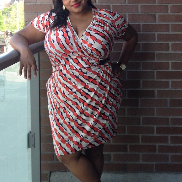 Patterned Wrap Dress - Picture 4 of 7